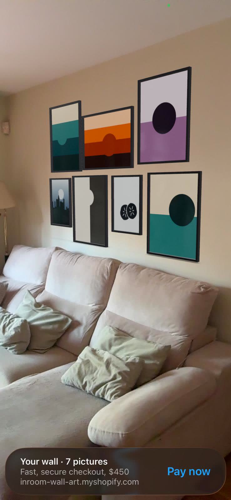 Siete obras colgadas en realidad aumentada sobre una pared real, con el banner nativo de pago debajo